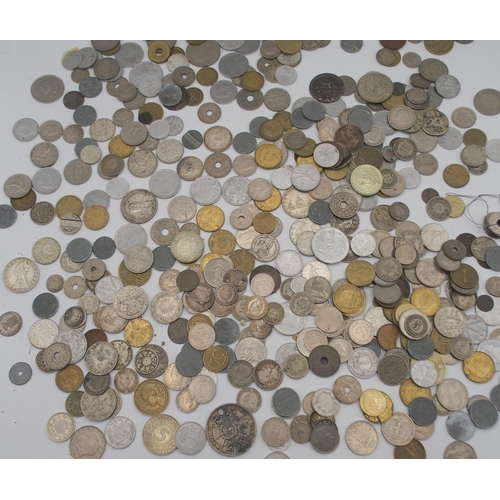 525 - A lot of varied coins comprising commemorative crowns, Queen Elizabeth II coins, British Empire exam... 