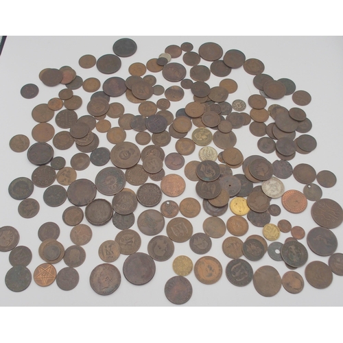 525 - A lot of varied coins comprising commemorative crowns, Queen Elizabeth II coins, British Empire exam... 