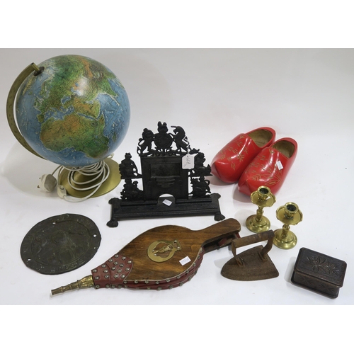 648 - A mixed lot to include a cast iron miniature fireplace surmounted by a Royal Coat of Arms, a plate f... 