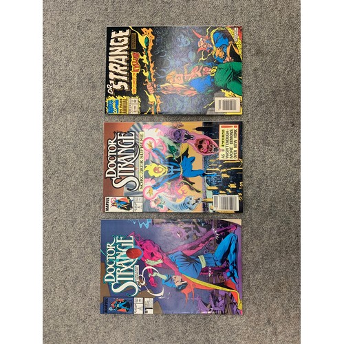 487 - A collection of Marvel comics including; Fantastic Four King-size Special 7-8, Marvel's Greatest Com... 