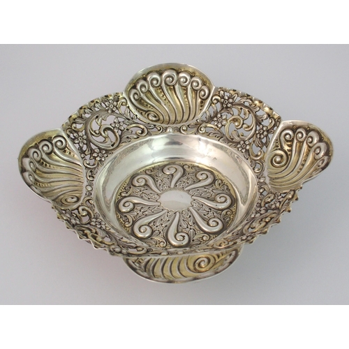 152 - A silver nut dish