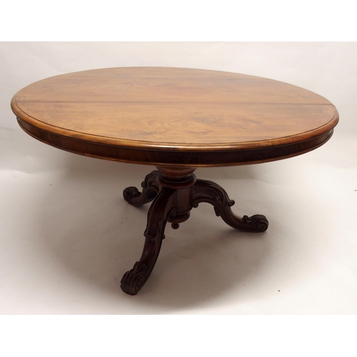 787 - A Victorian walnut circular breakfast table