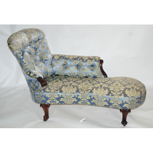 863 - A Victorian walnut framed chaise longue