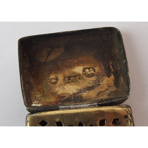 196 - A small George III silver vinaigrette