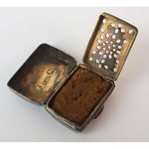 196 - A small George III silver vinaigrette