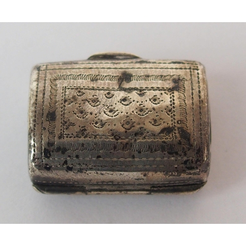 196 - A small George III silver vinaigrette