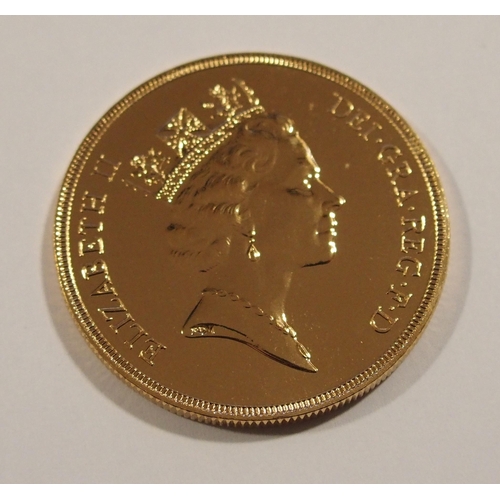 212 - 1990 Elizabeth II �5 gold coin