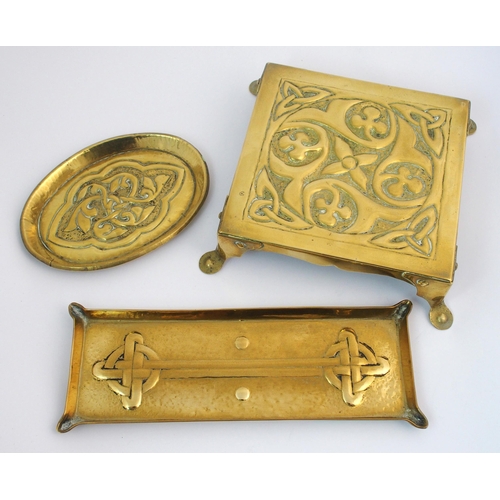 417 - A Celtic revival brass ashtray in the style of Alexander Ritchie