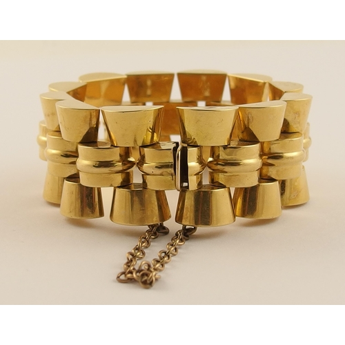 556 - An 18ct gold fancy link bracelet