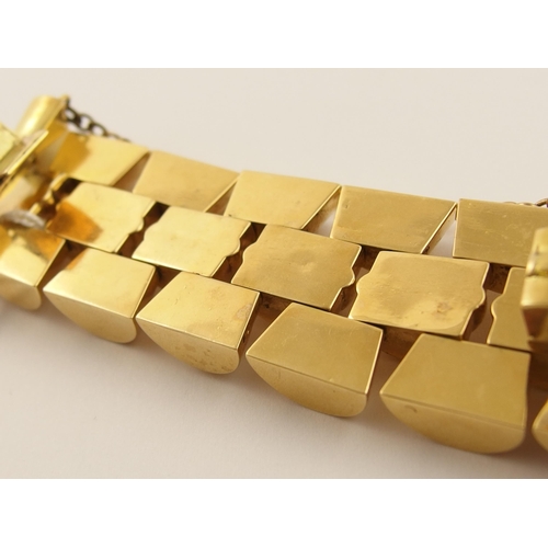 556 - An 18ct gold fancy link bracelet