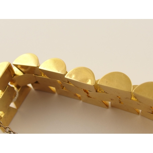 556 - An 18ct gold fancy link bracelet