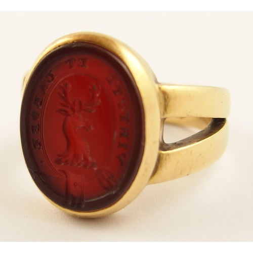 559 - An 18ct gold Glasgow hallmarked intaglio ring