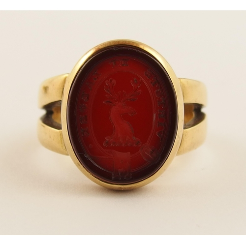 559 - An 18ct gold Glasgow hallmarked intaglio ring