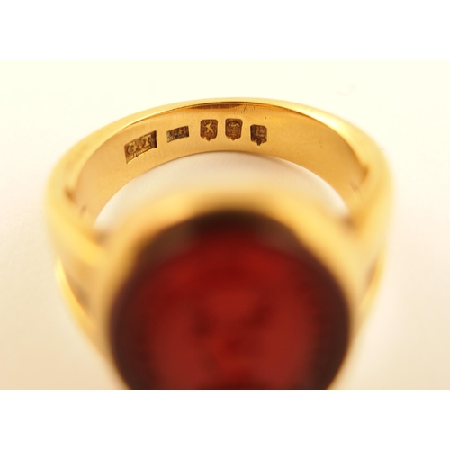 559 - An 18ct gold Glasgow hallmarked intaglio ring