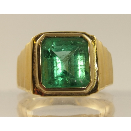 461 - An 18ct emerald set gents dress ring