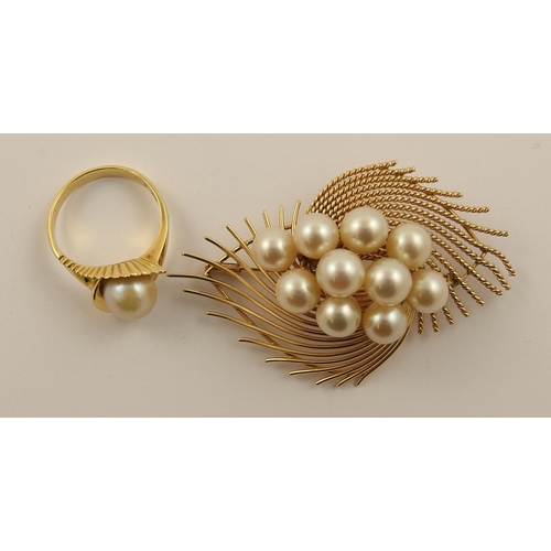 482 - A 14ct brooch set with a cluster of pearls