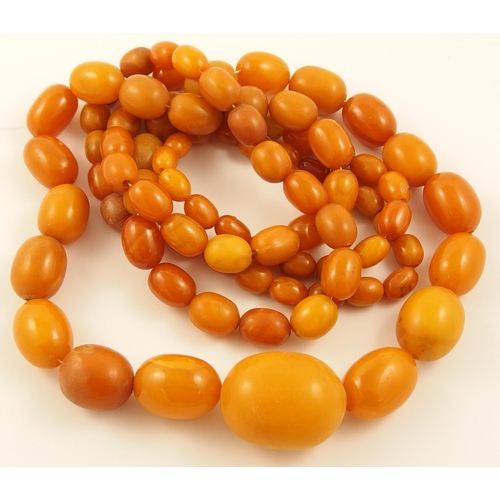 489 - A long string of amber coloured beads