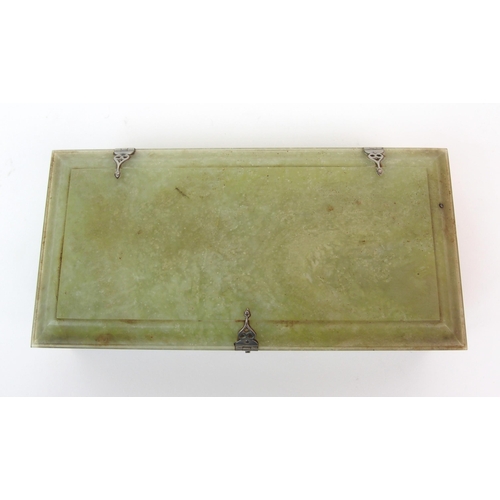 7 - A Mughal jade rectangular box