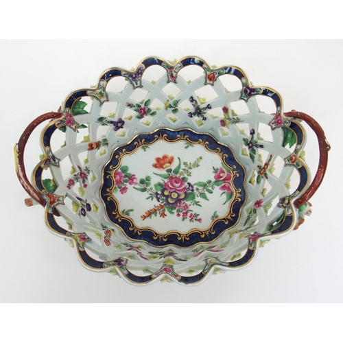 566 - A late 18th Century Worcester oval dessert basket