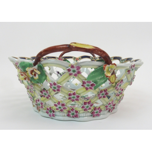 566 - A late 18th Century Worcester oval dessert basket