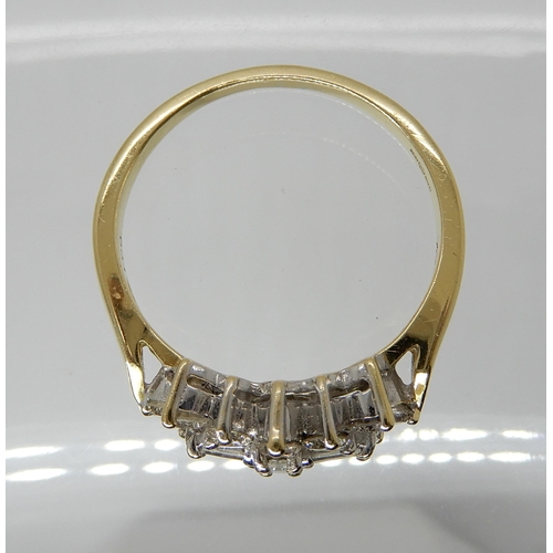 690 - AN 18CT GOLD DIAMOND CLUSTER RING