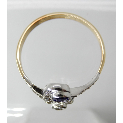 702 - A VINTAGE DIAMOND RING