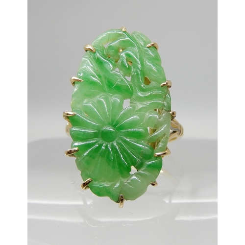 708 - AN 18CT GOLD CHINESE GREEN HARDSTONE RING