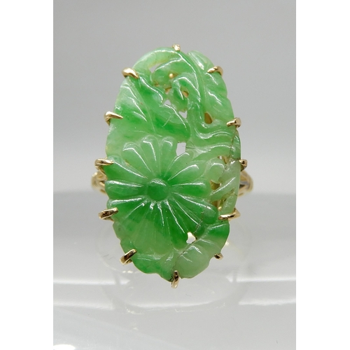 708 - AN 18CT GOLD CHINESE GREEN HARDSTONE RING