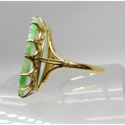 708 - AN 18CT GOLD CHINESE GREEN HARDSTONE RING