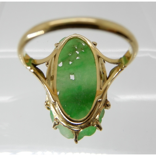 708 - AN 18CT GOLD CHINESE GREEN HARDSTONE RING