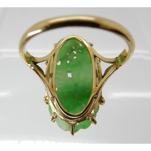 708 - AN 18CT GOLD CHINESE GREEN HARDSTONE RING