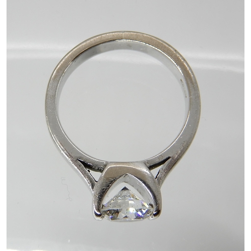 723 - AN 18CT WHITE GOLD DIAMOND SOLITAIRE