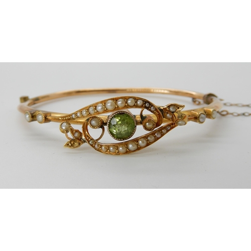 725 - A 9CT GOLD PERIDOT AND PEARL BANGLE