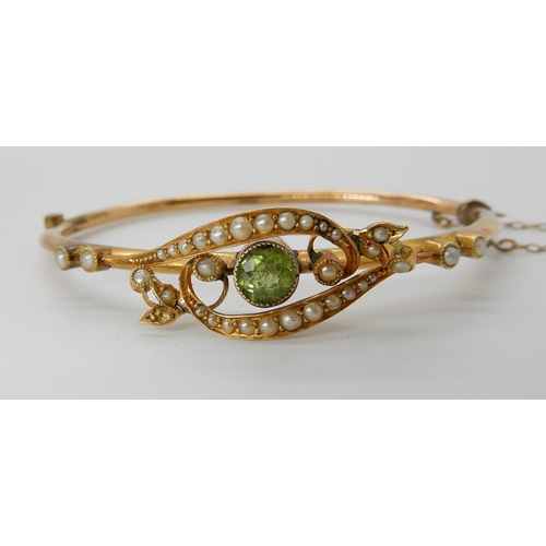 725 - A 9CT GOLD PERIDOT AND PEARL BANGLE