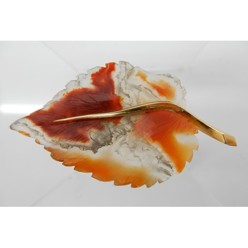 728 - AN 18CT FRENCH CARVED AGATE LEAF BROOCH