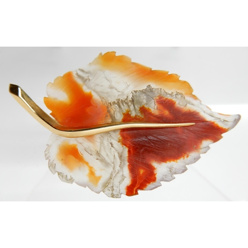 728 - AN 18CT FRENCH CARVED AGATE LEAF BROOCH