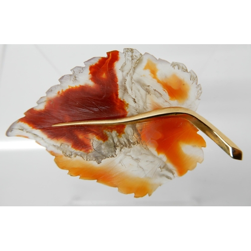 728 - AN 18CT FRENCH CARVED AGATE LEAF BROOCH