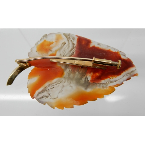 728 - AN 18CT FRENCH CARVED AGATE LEAF BROOCH