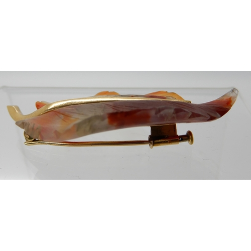 728 - AN 18CT FRENCH CARVED AGATE LEAF BROOCH