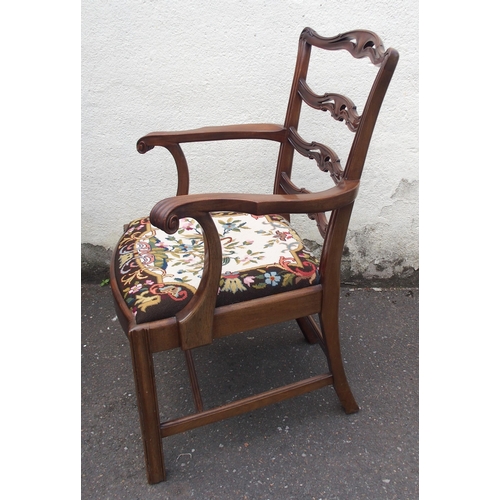 812 - A SET OF EIGHT CHIPPENDALE STYLE REPRODUCTION MAHOGANY DINING CHAIRS