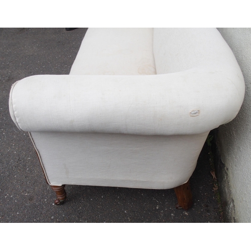 825 - A VICTORIAN SETTEE