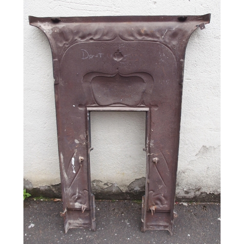 842 - AN ARTS AND CRAFTS CAST IRON FIRE SURROUND