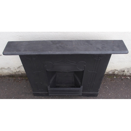 843 - AN ARTS AND CRAFTS CAST IRON FIRE SURROUND