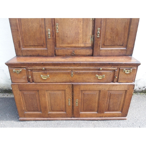 871 - A CONTINENTAL OAK DRESSER