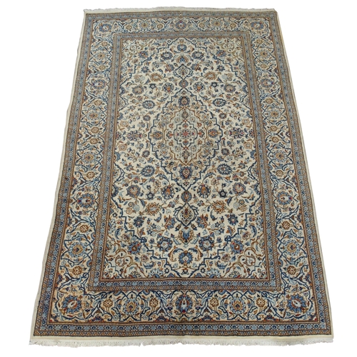 891 - A CREAM GROUND KASHAN RUG