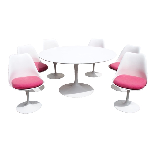 903 - AN EERO SAARINEN TULIP DESIGN WHITE CIRCULAR TABLE