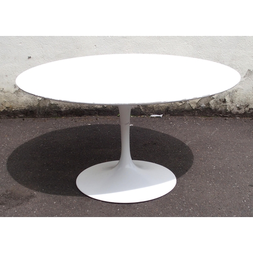 903 - AN EERO SAARINEN TULIP DESIGN WHITE CIRCULAR TABLE