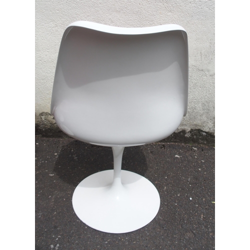 903 - AN EERO SAARINEN TULIP DESIGN WHITE CIRCULAR TABLE