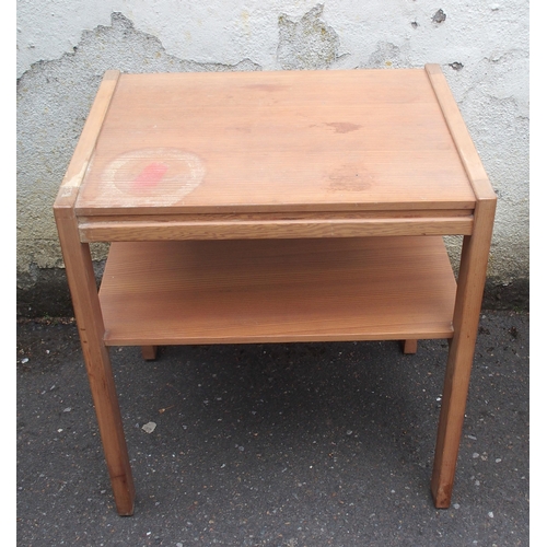 909 - A MID-CENTURY PINE DRESSING TABLE WITH TRIPLE MIRRORS