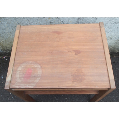 909 - A MID-CENTURY PINE DRESSING TABLE WITH TRIPLE MIRRORS